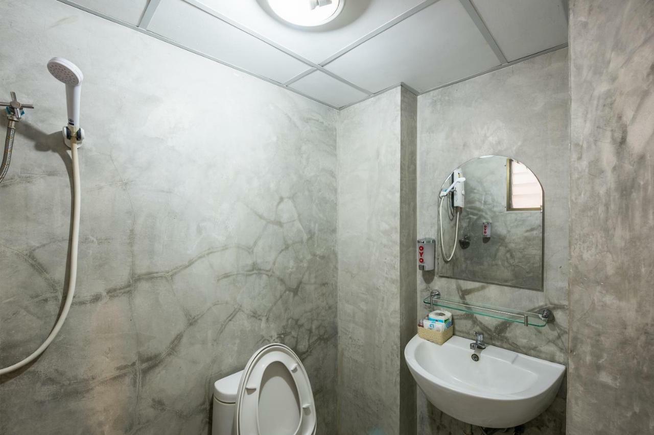 Oyo 110 Old Town Hotel بانكوك المظهر الخارجي الصورة