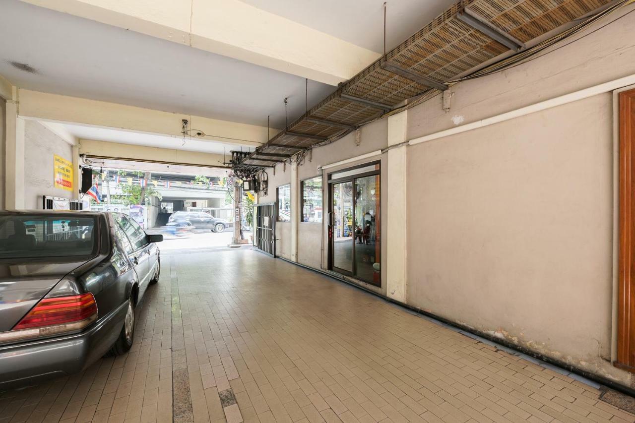 Oyo 110 Old Town Hotel بانكوك المظهر الخارجي الصورة